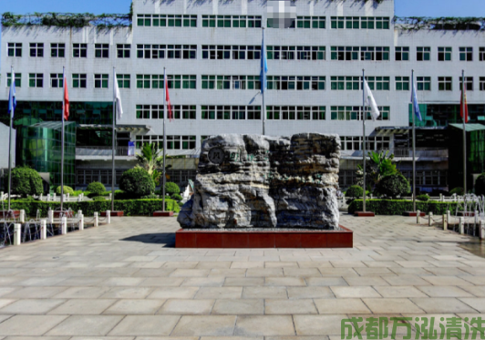 2025年10月6日攀枝花某学院食堂厨房油烟机和烟道清洗案例